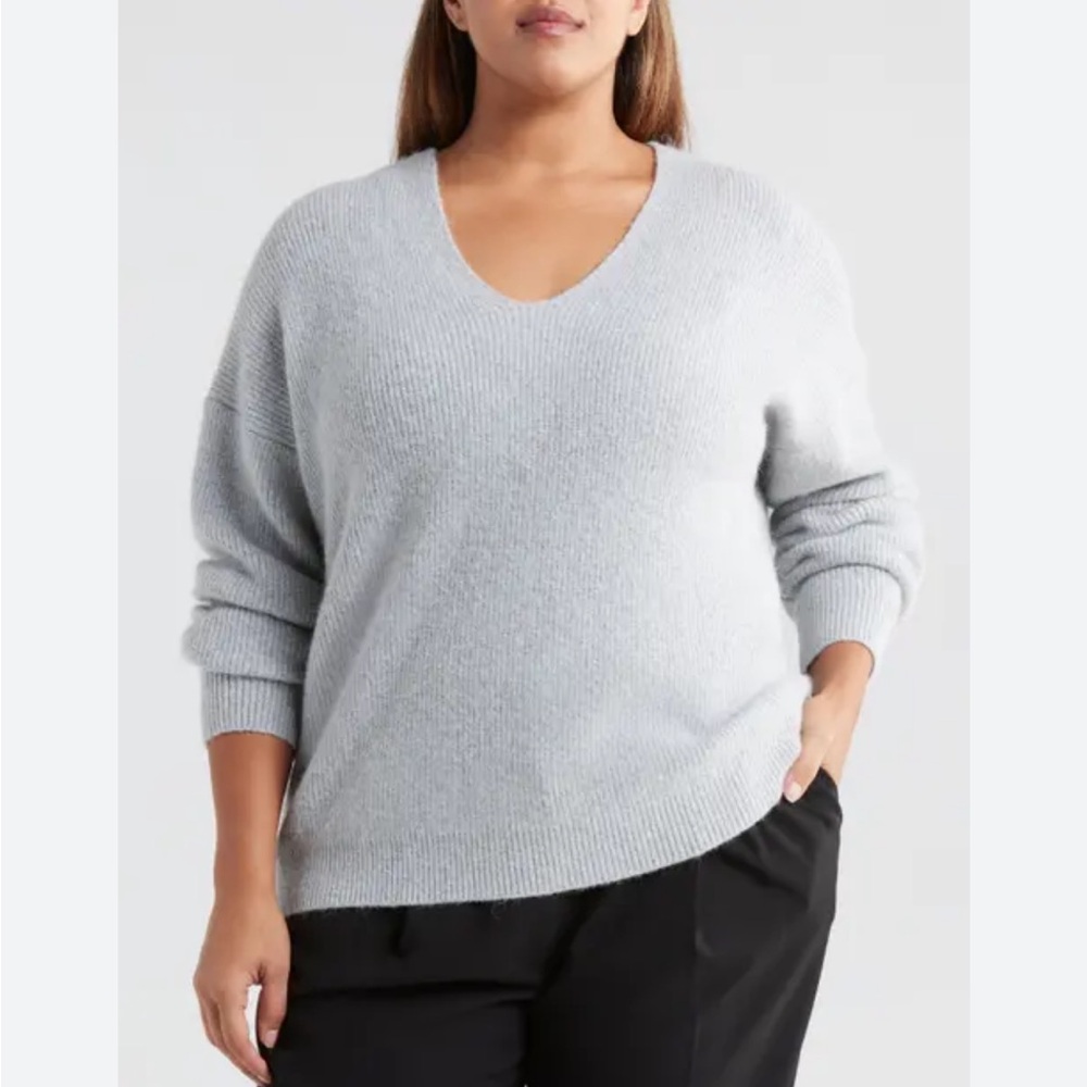 NWT LOVE Rian. Gray V-Neck Sweater with‎ Relaxed Fit